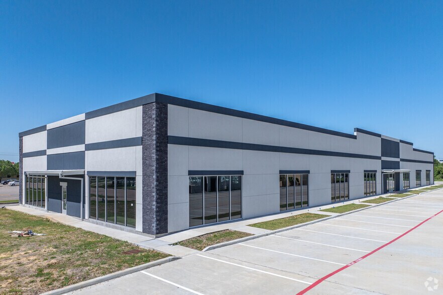 17085 - 17087 N Texas Ave, Webster, TX à louer - Photo du bâtiment - Image 3 de 7