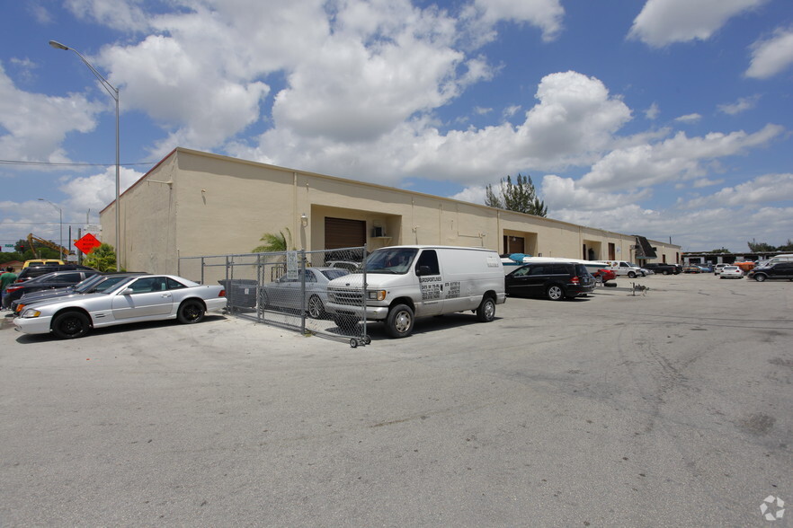 325-337 W 75th Pl, Hialeah, FL for lease - Primary Photo - Image 1 of 3