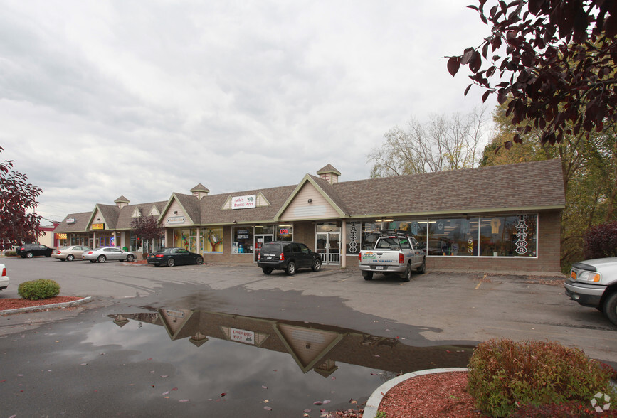 Vente au détail dans Clay, NY à vendre - Photo principale - Image 1 de 1