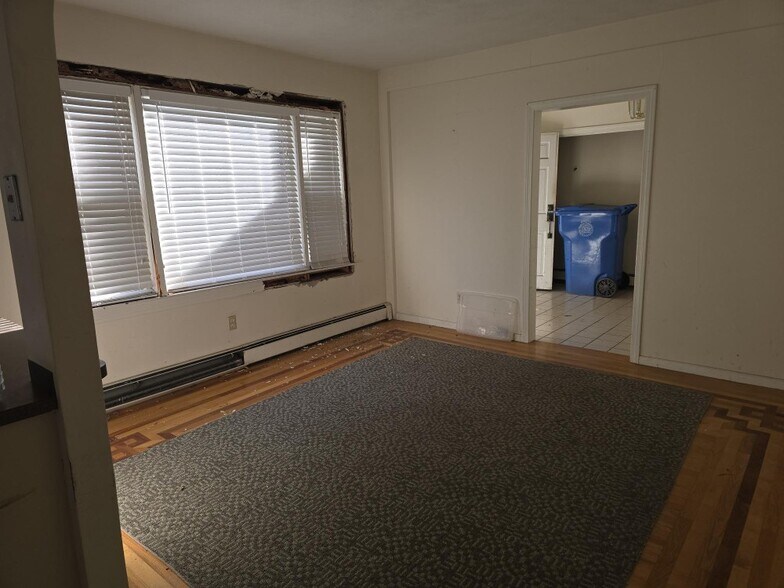 723 Dedham St, Wrentham, MA for sale - Interior Photo - Image 2 of 18