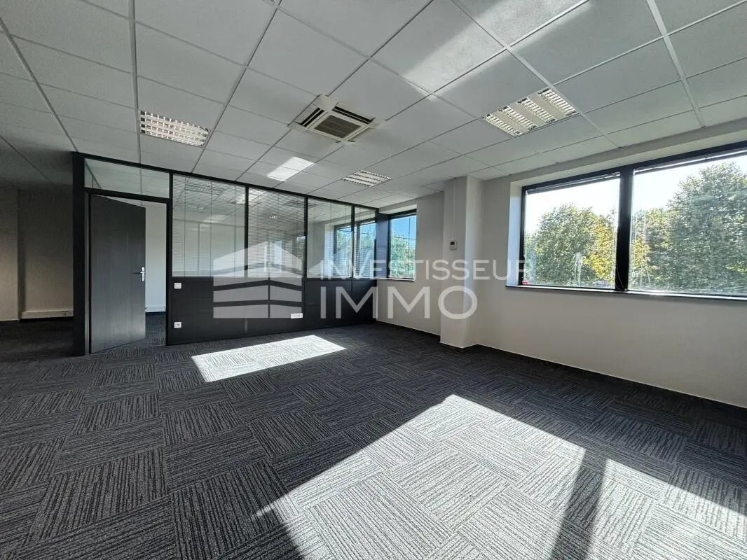 Office in Bry-sur-Marne for lease Interior Photo- Image 1 of 7