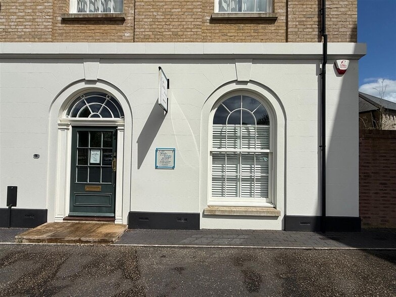 5 Crown Sq, Dorchester for lease - Building Photo - Image 1 of 6