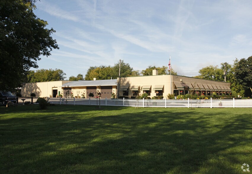 56495 Grand River Ave, New Hudson, MI à louer - Photo du bâtiment - Image 2 de 35