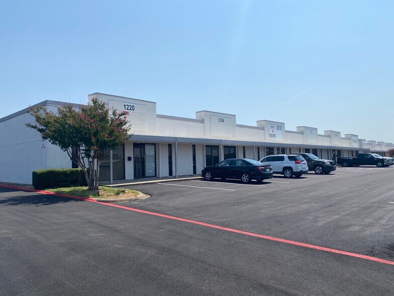 1100-1120 Luke St, Irving, TX for lease - Building Photo - Image 1 of 3