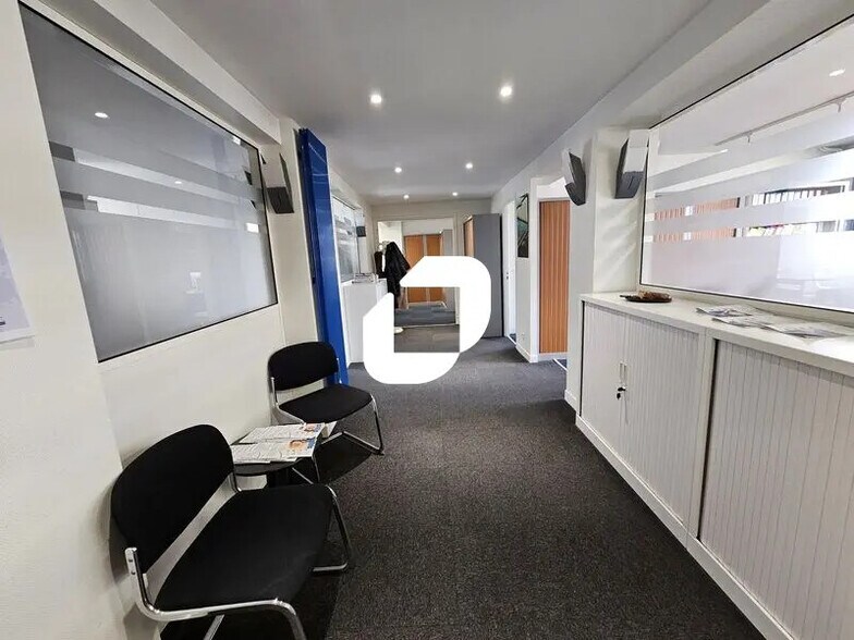 Office in Versailles for lease - Interior Photo - Image 2 of 21