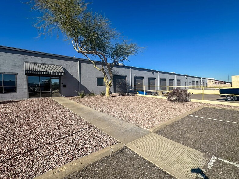 5555 N 51st Ave, Glendale, AZ à louer - Photo du bâtiment - Image 2 de 10