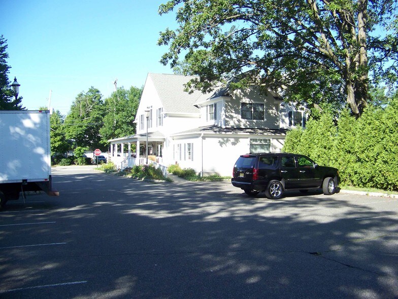 35 Seminary Ave, Chester, NJ à vendre - Photo du bâtiment - Image 2 de 7