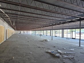 1702 Strawberry Rd, Pasadena, TX for lease Interior Photo- Image 2 of 6