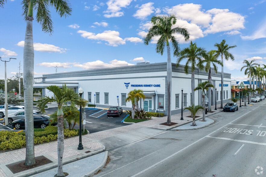2700 Hollywood Blvd, Hollywood, FL for lease - Primary Photo - Image 1 of 8