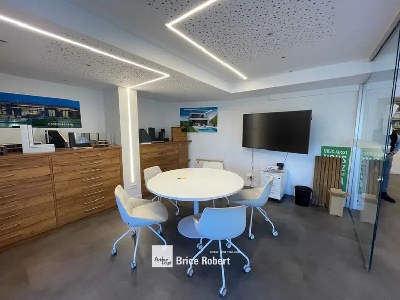 Retail in Champagne-au-Mont-d'Or for lease - Interior Photo - Image 2 of 5