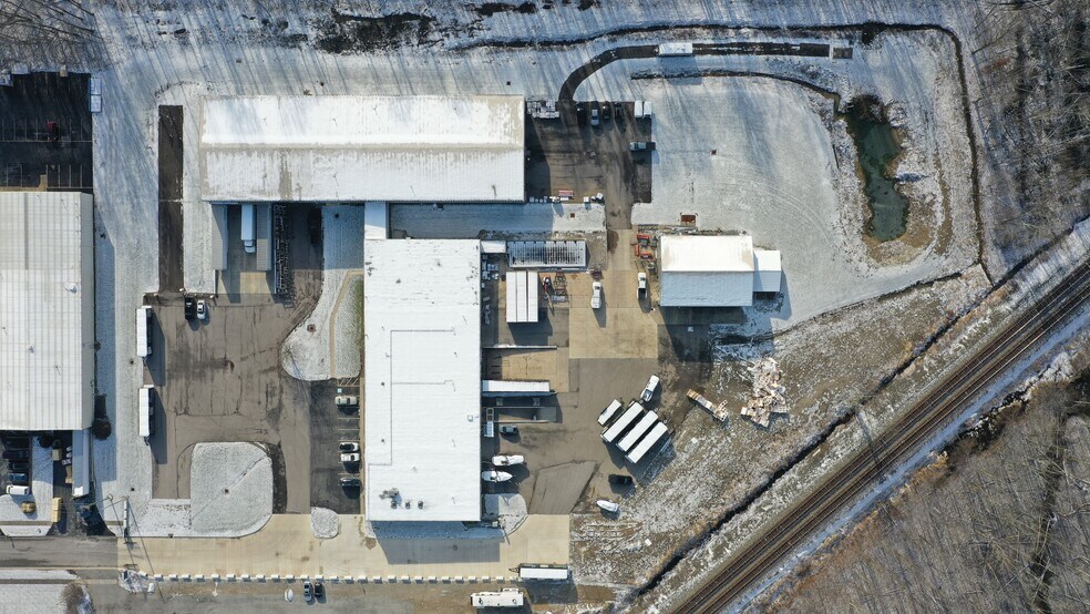 300 Commerce Dr, LaGrange, OH à vendre - Photo du bâtiment - Image 2 de 21