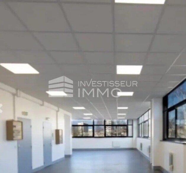 Office in Saint-Denis for lease - Interior Photo - Image 2 of 4