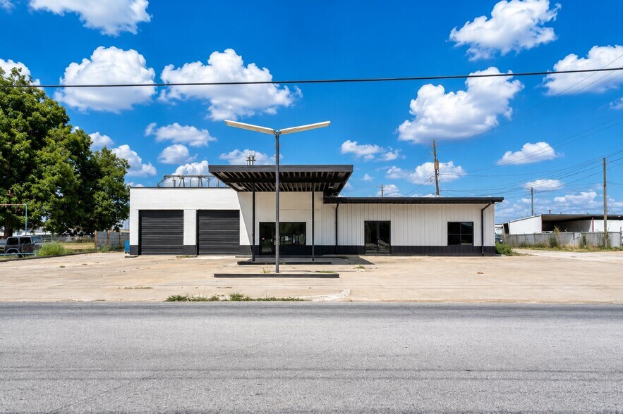 623 N Richmond Rd, Wharton, TX à vendre - Photo du bâtiment - Image 2 de 38