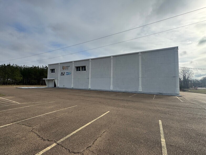 4400 Mangum Dr, Flowood, MS à louer - Photo du bâtiment - Image 2 de 6