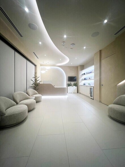 19135 Katy fwy, Houston, TX à louer - Photo du bâtiment - Image 2 de 10