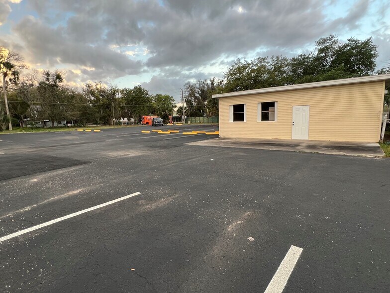 550 S Highland St, Mount Dora, FL à louer - Photo du bâtiment - Image 3 de 19