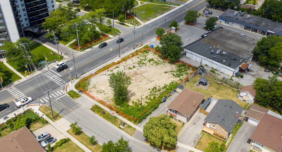 1339 Danforth Rd, Toronto, ON à vendre - Photo du bâtiment - Image 3 de 7