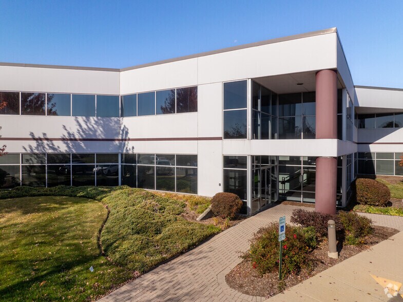 1391 Corporate Dr, Mchenry, IL à vendre - Photo du bâtiment - Image 3 de 20