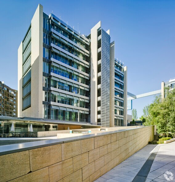 Calle de Serrano Galvache, 56, Madrid, Madrid à louer - Photo du bâtiment - Image 2 de 31