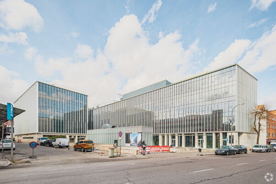 Calle Julián Camarillo, 19, Madrid, Madrid for lease - Building Photo - Image 2 of 5