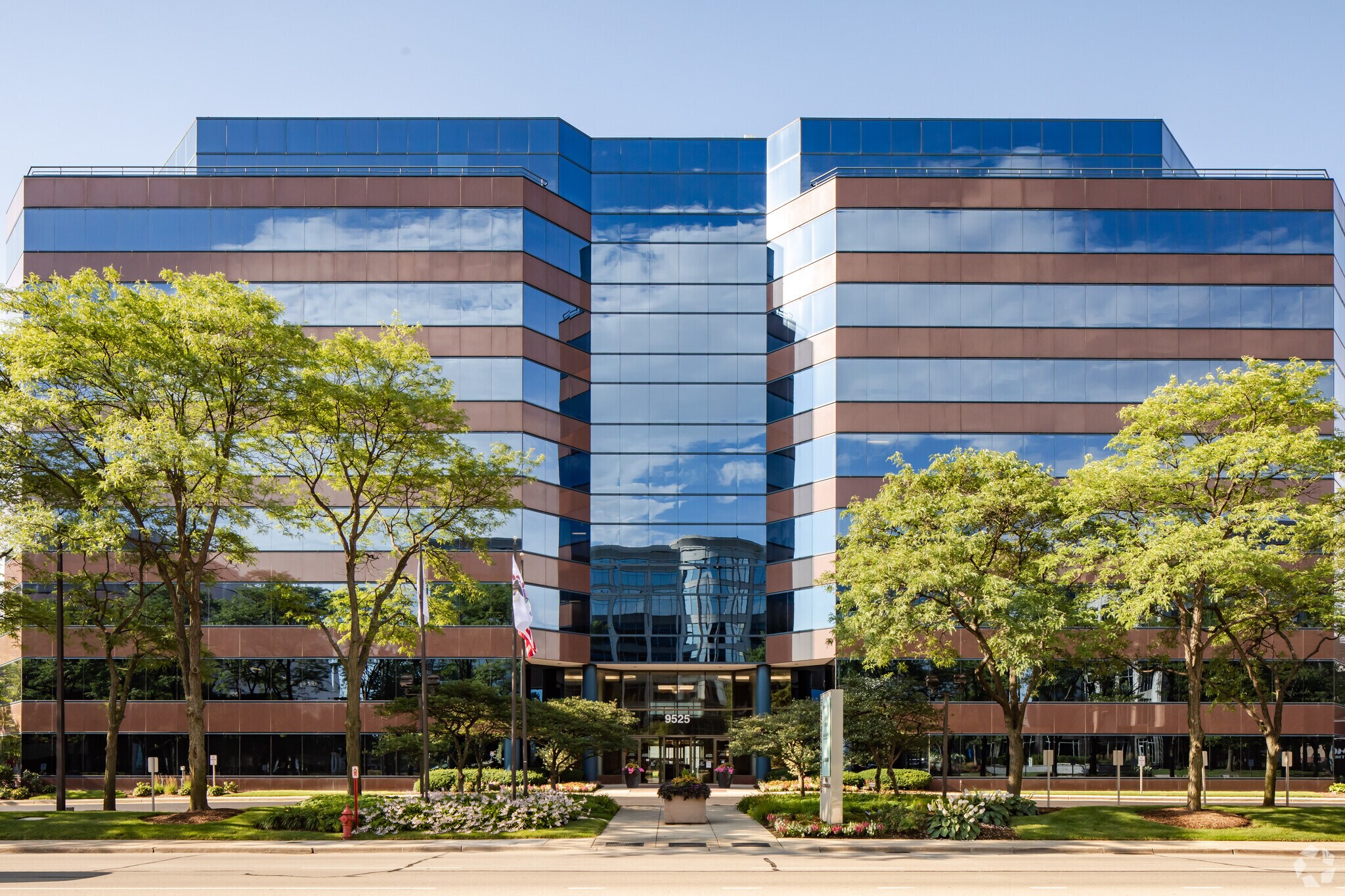 9525 W Bryn Mawr Ave, Rosemont, IL à louer Photo du bâtiment- Image 1 de 5