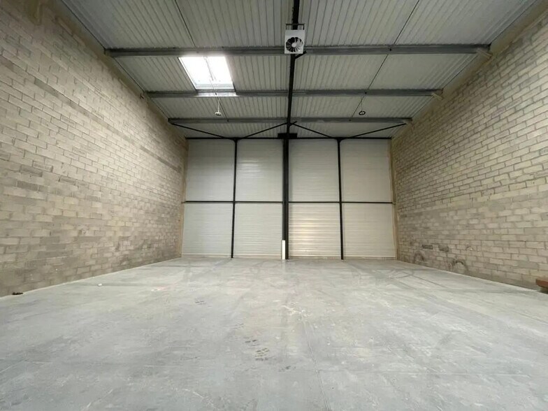 Industrial in Trappes for lease - Building Photo - Image 2 of 10