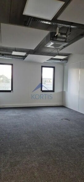 Office in Rillieux-la-Pape for lease - Interior Photo - Image 3 of 5