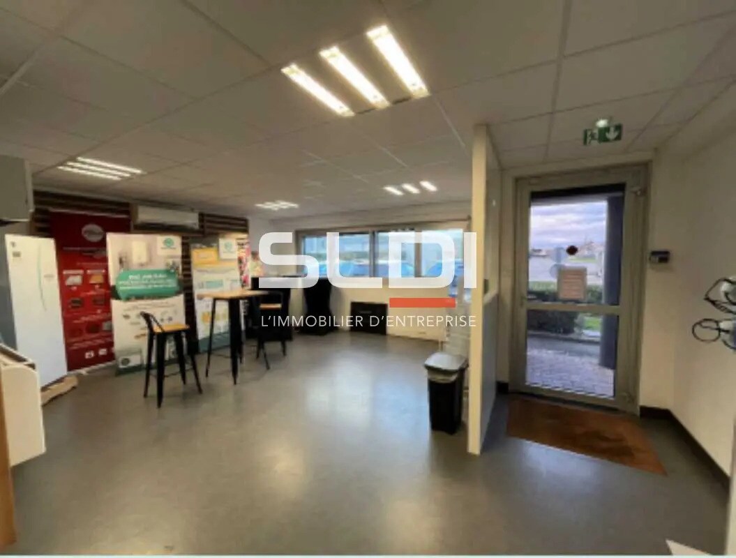 Office in Décines-Charpieu for lease Interior Photo- Image 1 of 10