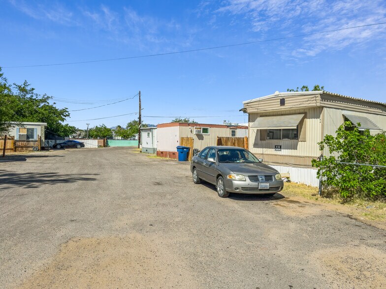 535 W Atkins Ave, Ridgecrest, CA à vendre - Photo du bâtiment - Image 2 de 40