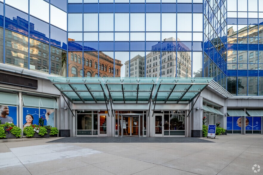 310 W Wisconsin Ave, Milwaukee, WI à louer - Photo du bâtiment - Image 2 de 10