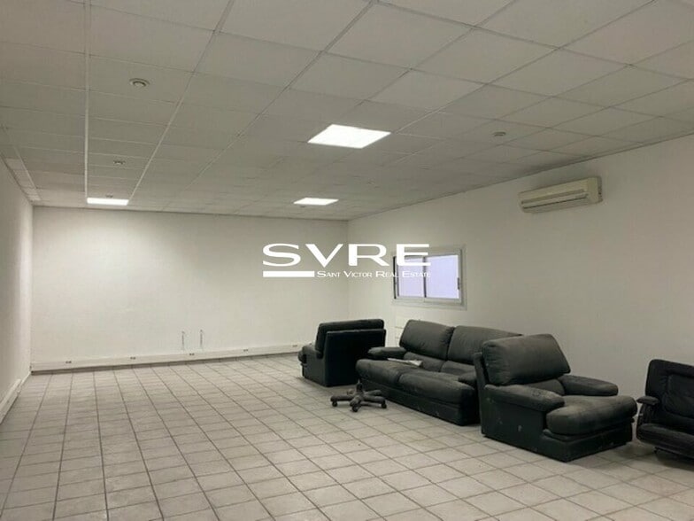 Flex in Marseille for lease - Interior Photo - Image 2 of 5