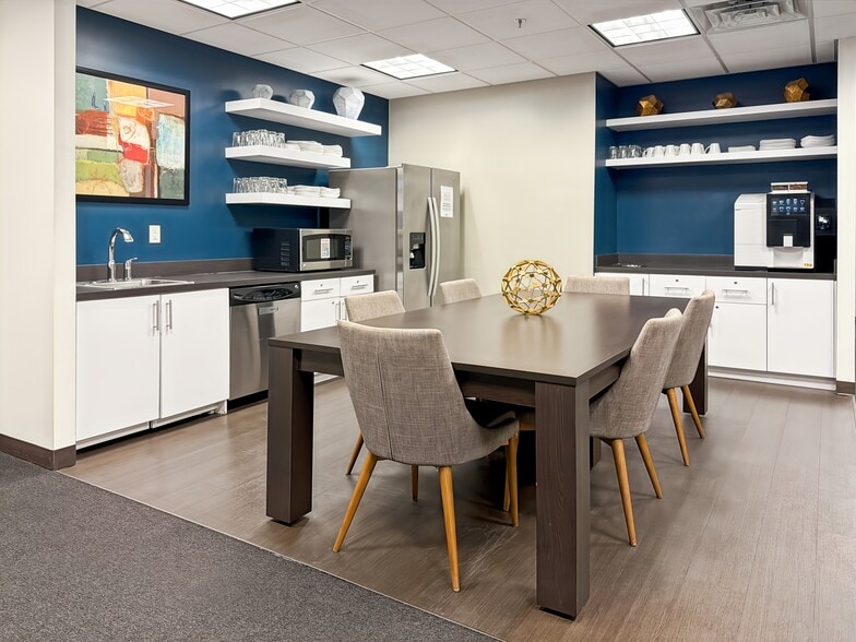 130 S Indian River Dr, Fort Pierce, FL for lease - Building Photo - Image 2 of 3