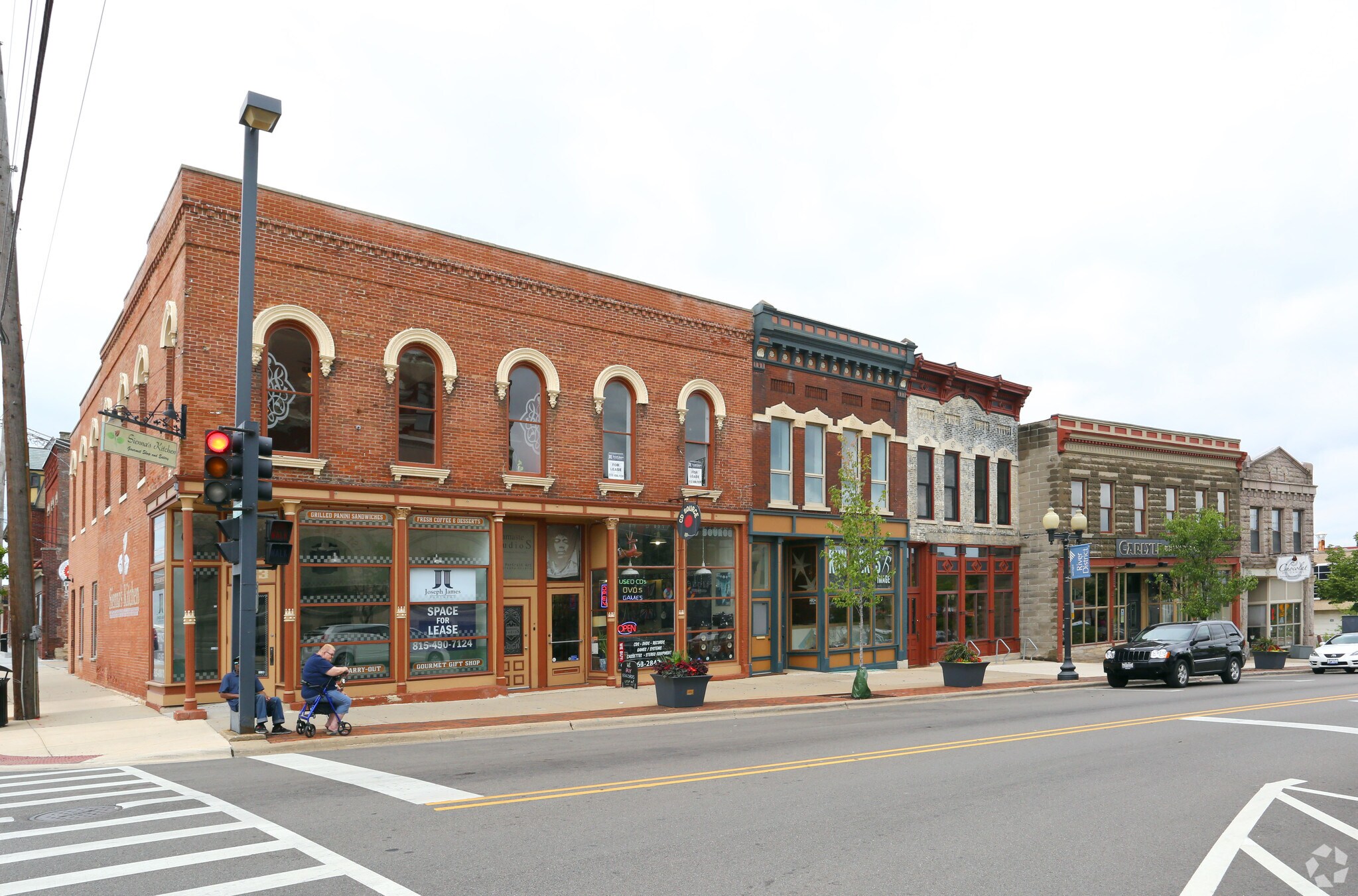 221-223 E State St, Rockford, IL for lease Primary Photo- Image 1 of 49