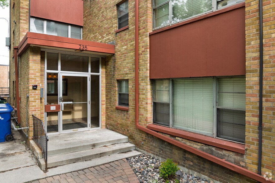 235 Exeter Pl, Saint Paul, MN à vendre - Photo du bâtiment - Image 3 de 6
