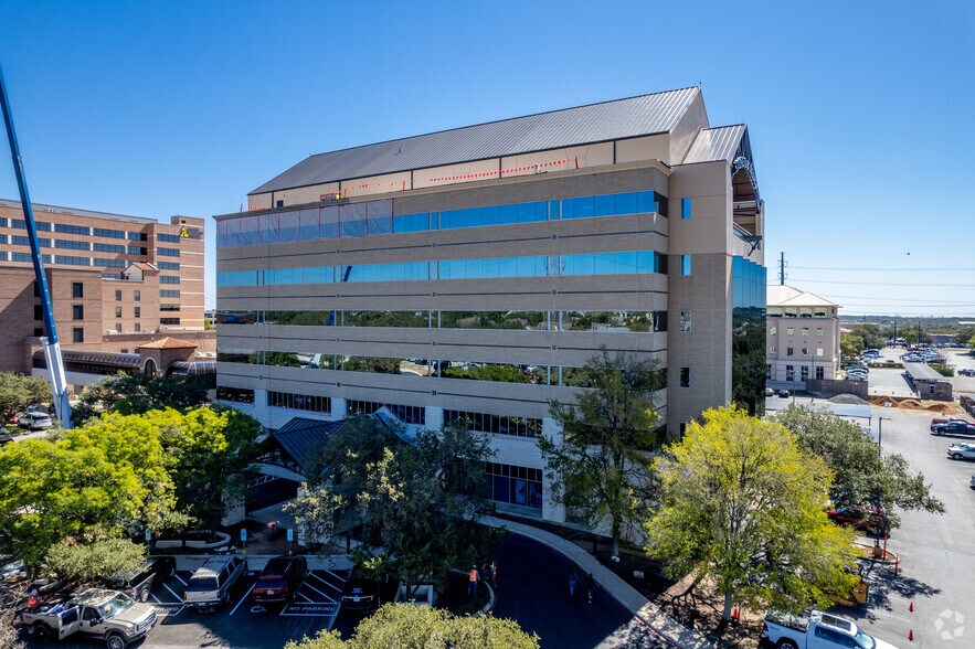 540 Madison Oak Dr, San Antonio, TX à louer - Photo du bâtiment - Image 3 de 17