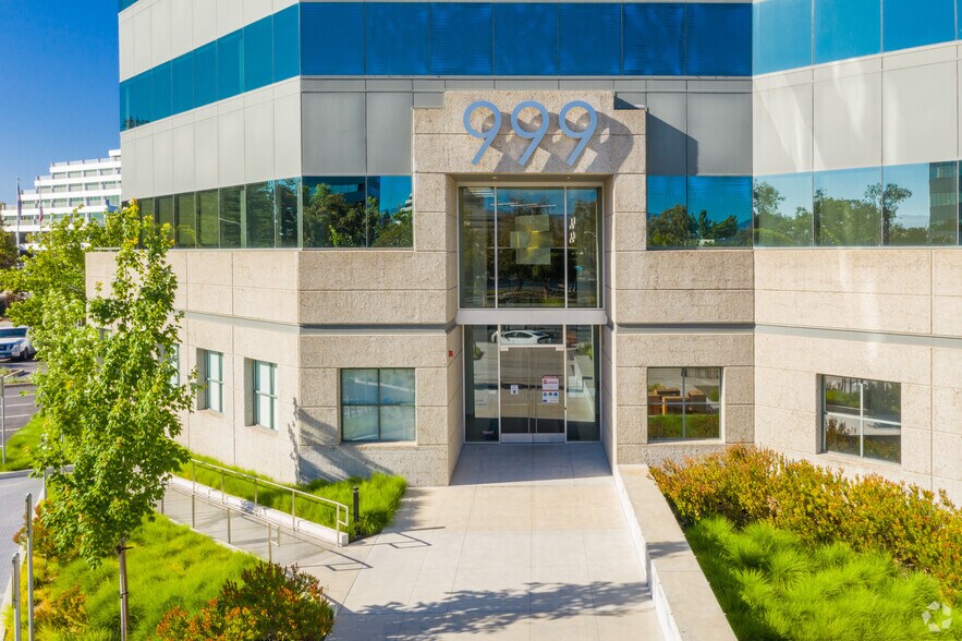999 Baker Way, San Mateo, CA à louer - Photo du bâtiment - Image 3 de 9