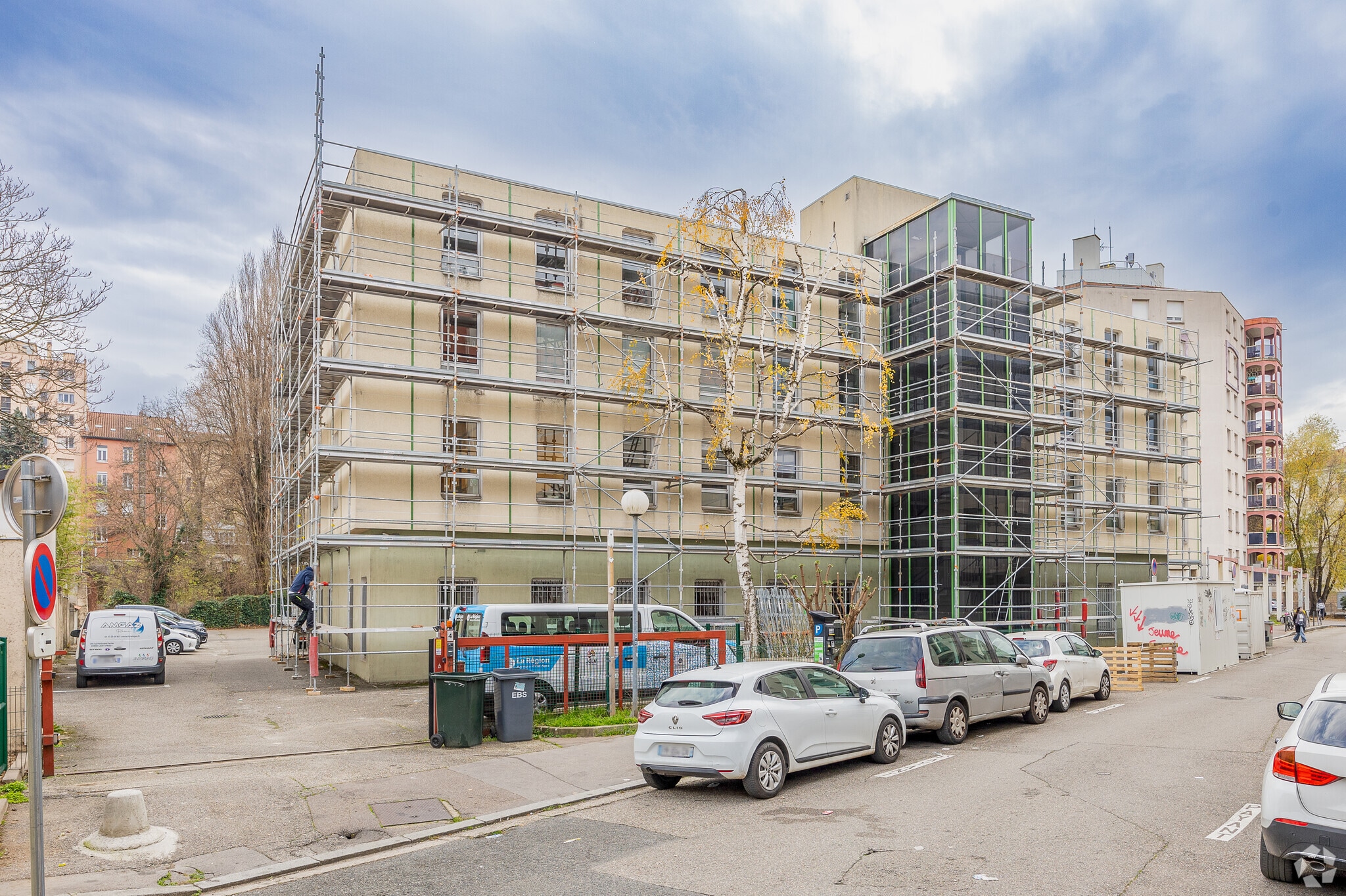 Office in Villeurbanne for sale Primary Photo- Image 1 of 4