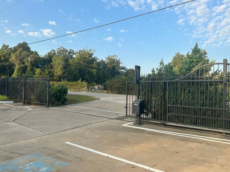 8850 Windfern Rd, Houston, TX à louer - Photo du bâtiment - Image 2 de 9