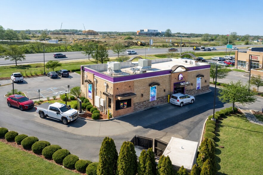 13778 Olivia Way, Fishers, IN à vendre - Photo du bâtiment - Image 2 de 6