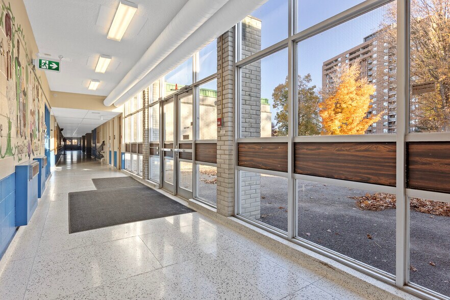 2625 Draper Av, Ottawa, ON à vendre - Photo du bâtiment - Image 2 de 15