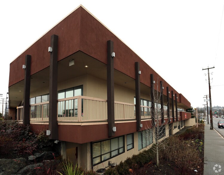 3301 Douglas St, Saanich, BC à louer - Photo du bâtiment - Image 2 de 4