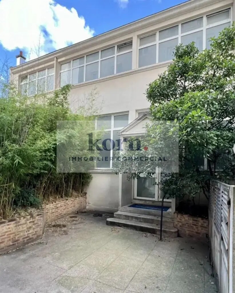 Retail in Levallois-Perret for lease Building Photo- Image 1 of 11