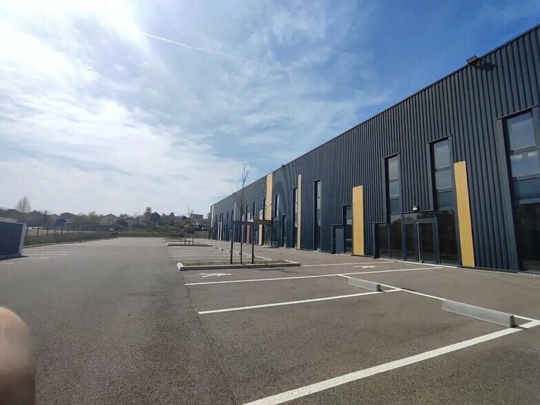 Local d'activités dans Villefontaine à vendre - Photo du bâtiment - Image 1 de 9