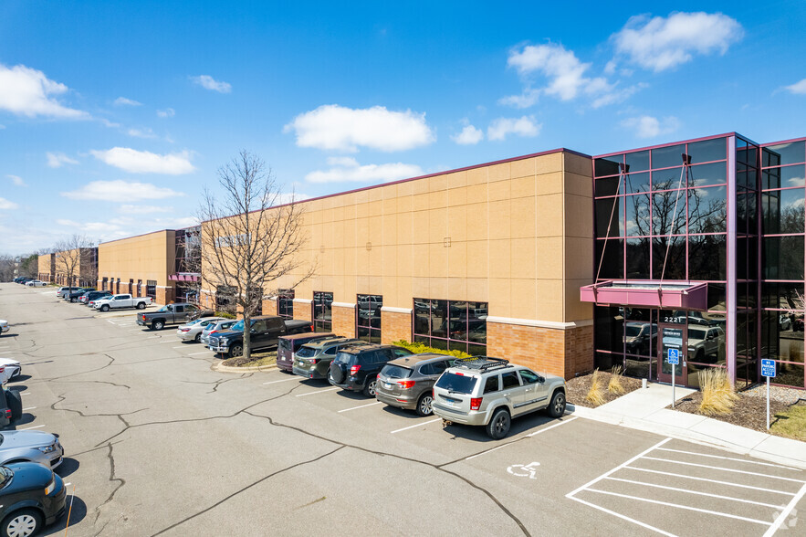 2215-2235 Highway 36 W, Roseville, MN for lease - Building Photo - Image 2 of 9