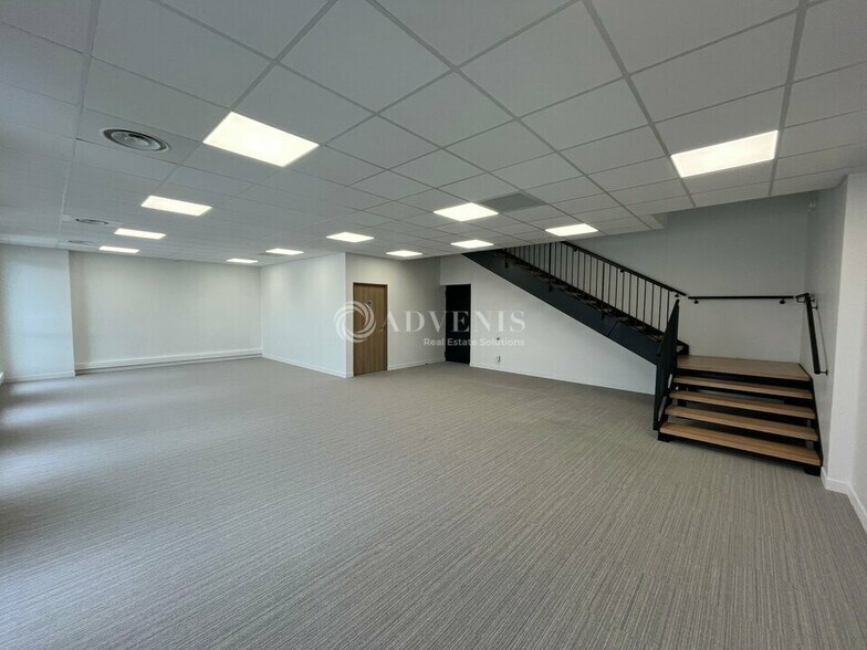Flex in Bondy for lease - Interior Photo - Image 2 of 7