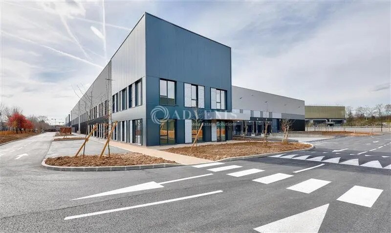 Industrial in La Courneuve for lease - Building Photo - Image 1 of 11