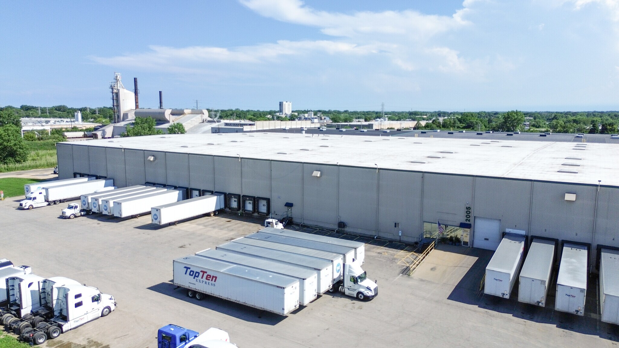 2001-2005 N Delany Rd, Gurnee, IL for lease Building Photo- Image 1 of 7