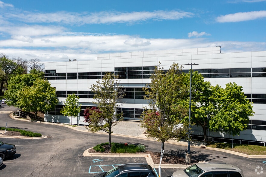 40900 Woodward Ave, Bloomfield Hills, MI for lease - Building Photo - Image 1 of 3