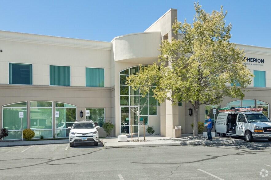 555 Double Eagle Ct, Reno, NV à vendre - Photo du bâtiment - Image 2 de 5