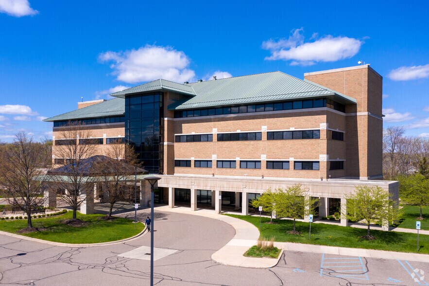 37595 7 Mile Rd, Livonia, MI à louer - Photo du bâtiment - Image 1 de 5